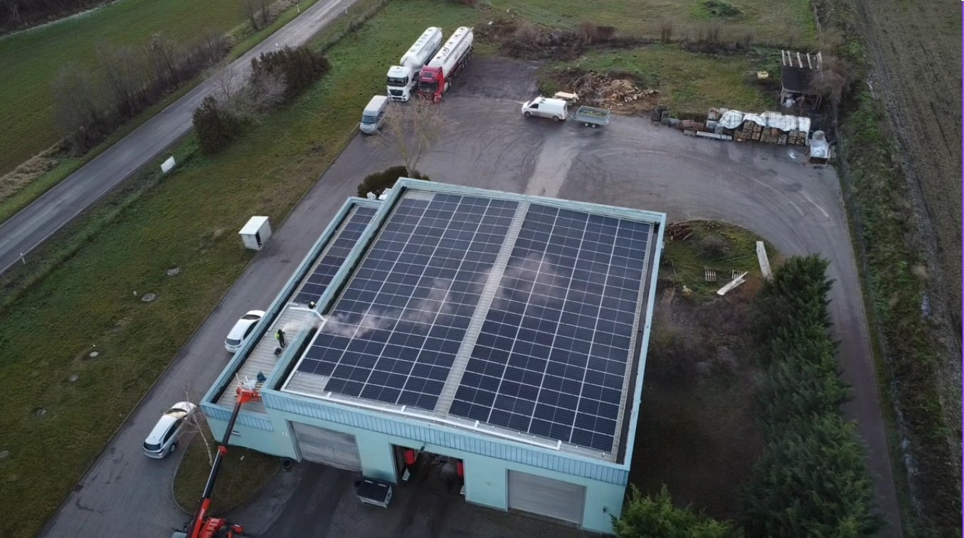Aufdach-Photovoltaikanlage auf einer Gewerbehalle