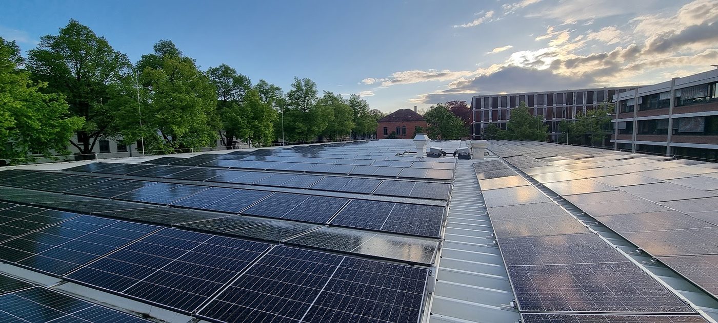 Photovoltaikanlage auf dem Dach eines Parkhauses