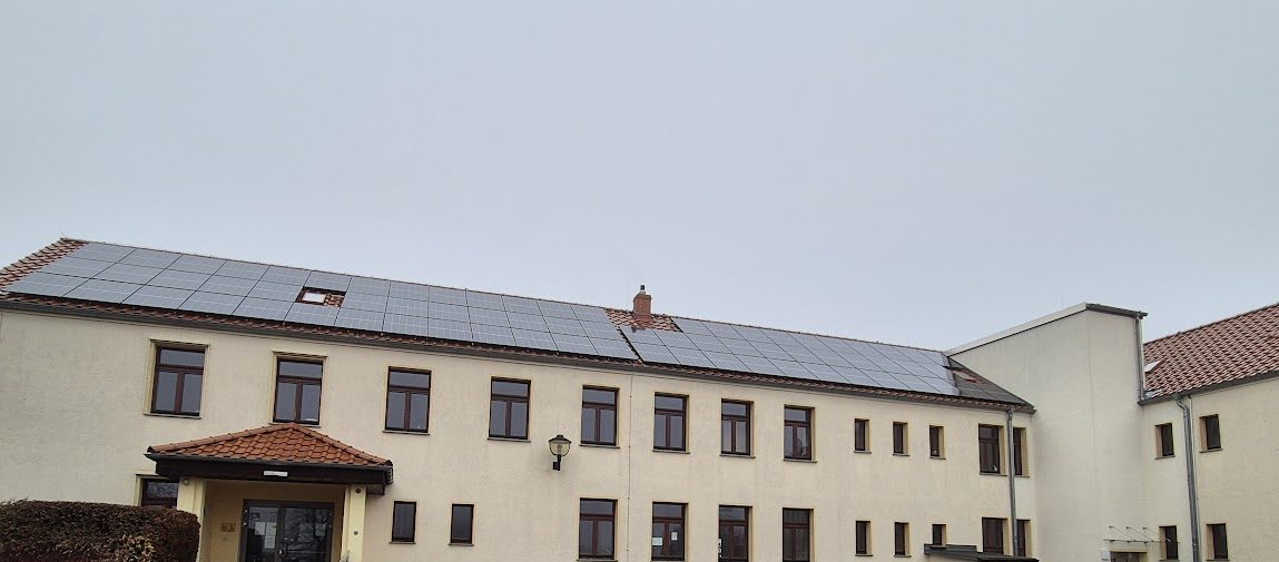Verwaltungsgebäude mit dachparalleler Photovoltaikanlage